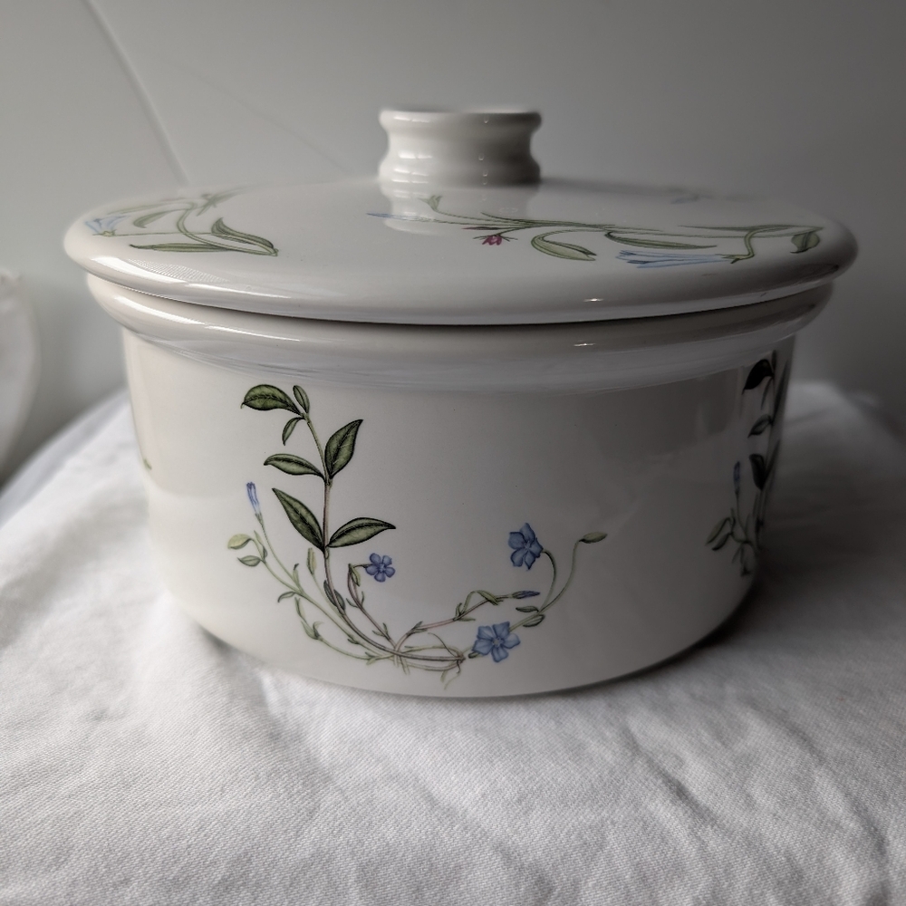 Portmeirion Queen's Hidden Garden Periwinkle Blue Floral Casserole Pot & Cover - Picture 5 of 14